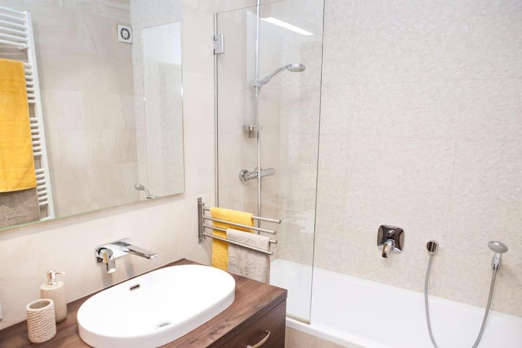 Liszt Apartman Győr Exteriör bild